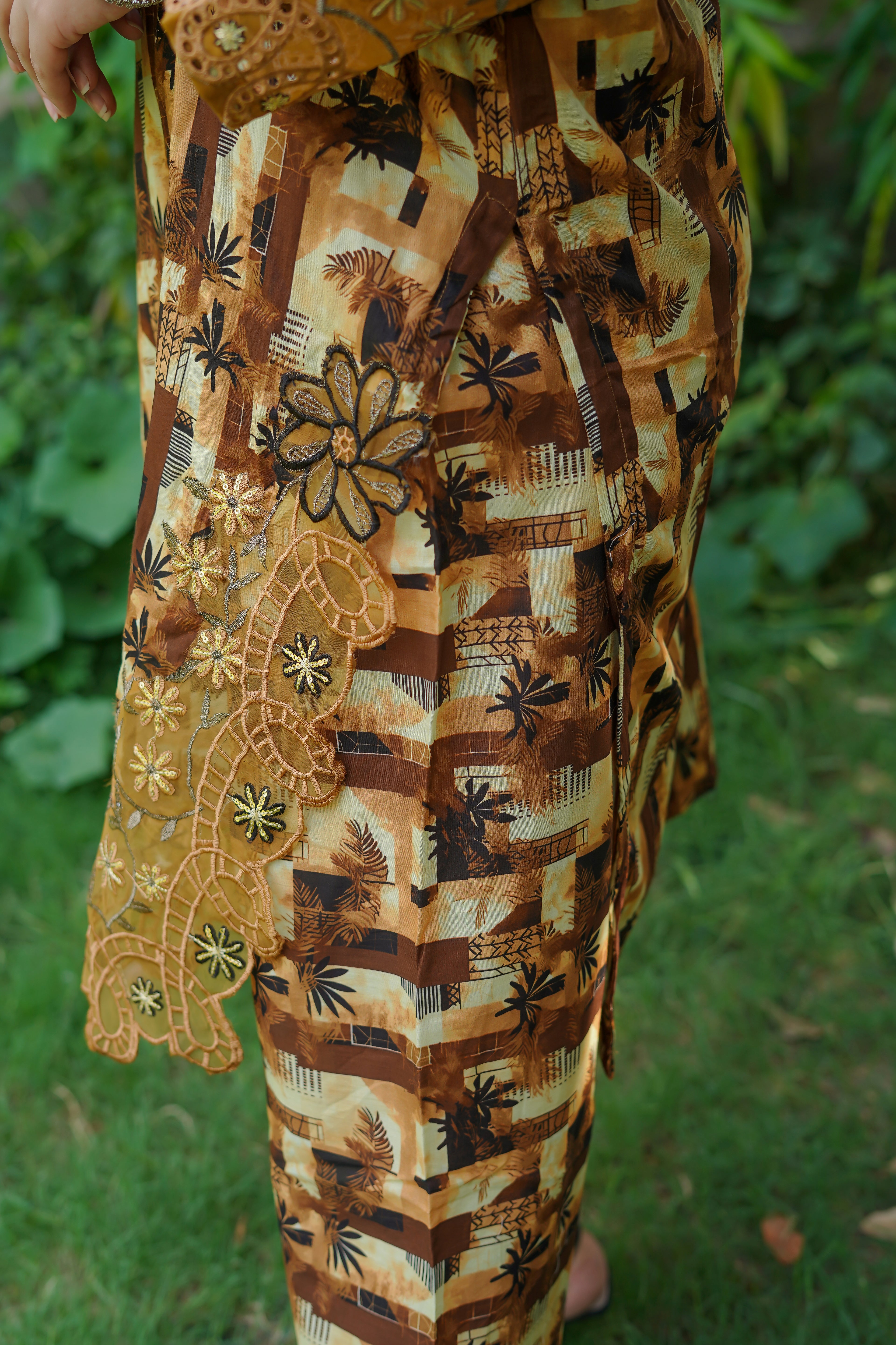 Rida Embroidered 3Pcs ( Lawn Fabric )